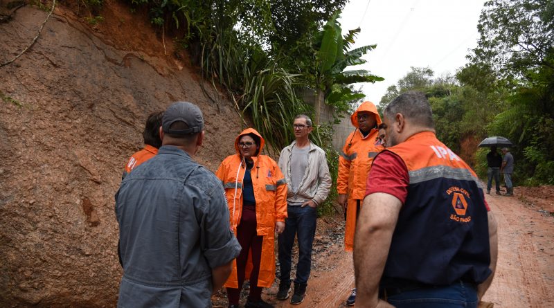 Pedra às margens de estrada causa preocupação a moradores da Areia Vermelha