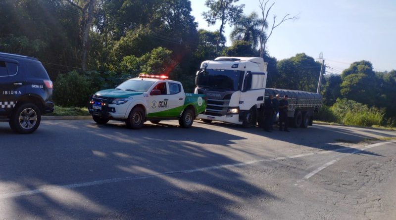 Polícia Municipal apreende caminhão roubado com 25 toneladas de equipamentos de academia